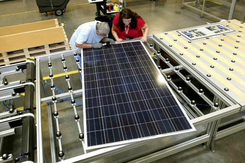 Frank Garcia och Stacey Rassas inspekterar en panel i kinesiska Suntech Powers fabrik i USA. Företaget rankas som ”under genomsnittet” när det gäller att ta ansvar för miljö och arbetsmiljö.Foto: Ross Franklin Foto: Ross Franklin
