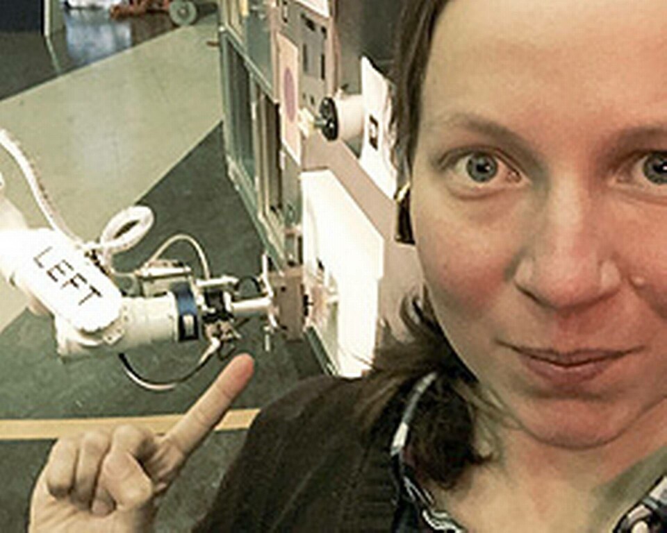 ”Ibland blir man så nöjd med det man har lyckats lösa att man måste föreviga det hela på bild. Här tar roboten tag i lådan bakom mig, det var en stor dag” skriver vår karriärbloggare Marina Rantanen. Foto: Privat ”Ibland blir man så nöjd med det man har lyckats lösa att man måste föreviga det hela på bild. Här tar roboten tag i lådan bakom mig, det var en stor dag” skriver vår karriärbloggare Marina Rantanen. Foto: Privat
