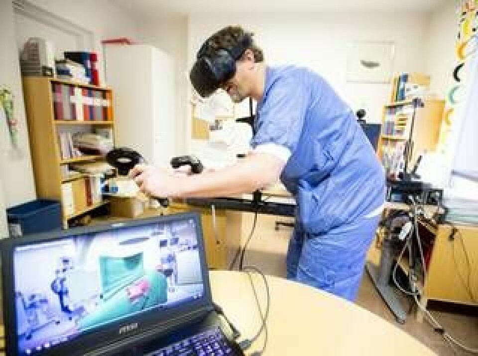 Björn Barenius opererar virtuella patienter med sin vr-rigg på Södersjukhuset.Foto: Sanna Percivall