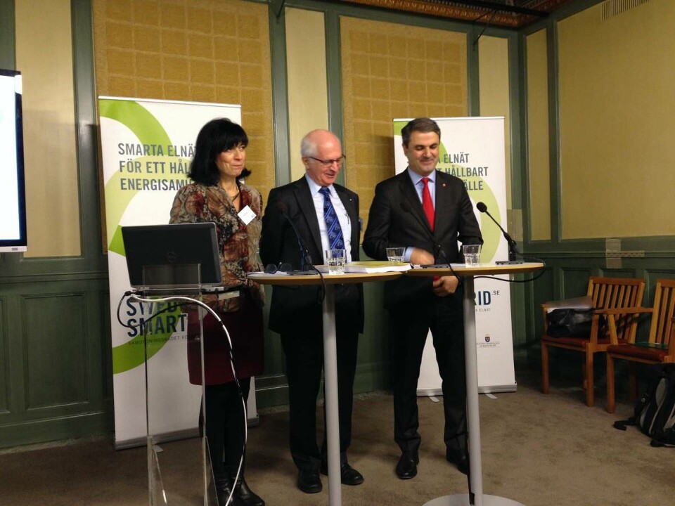Maria Khorsand, ordförande, och Bo Normark, vice ordförande i Samverkansrådet för smarta elnät lämnade över sina förslag till energiminister Ibrahim Baylan. Foto: Marie Alpman Maria Khorsand, ordförande, och Bo Normark, vice ordförande i Samverkansrådet för smarta elnät lämnade över sina förslag till energiminister Ibrahim Baylan. Foto: Marie Alpman
