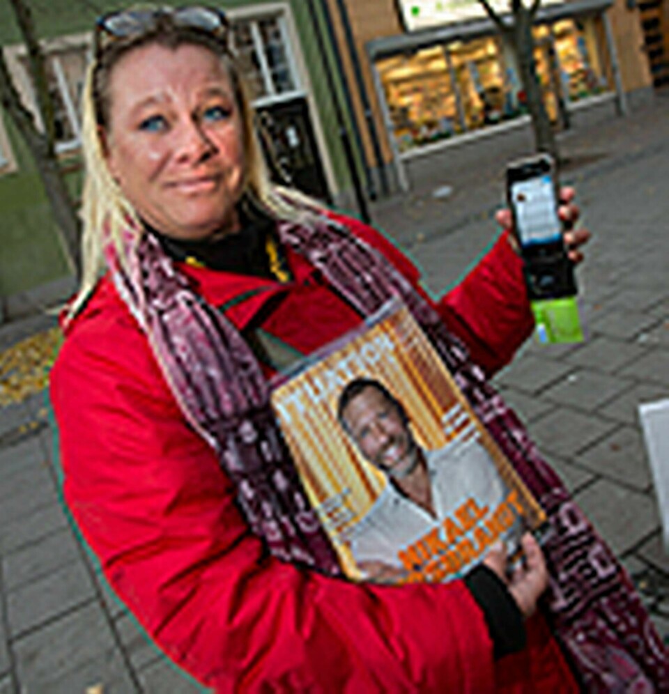 Nina Galata säljer Situation Stockholm och använder en kortläsare i mobiltelefonen för att ta betalt med kreditkort. Foto: TT