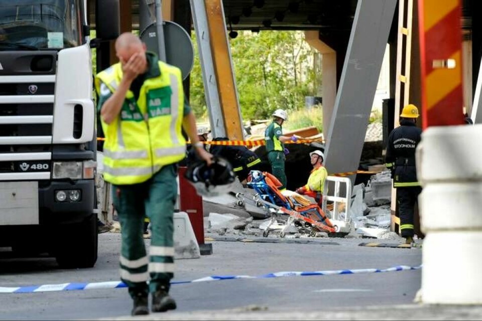 En person omkom vid bygget av Kista Galleria, utanför Stockholm i juli 2008. Debattörerna varnar för fler olyckor då kunskapen om stålkonstruktioner minskar. Foto: Gunnar Lundmark/Scanpix