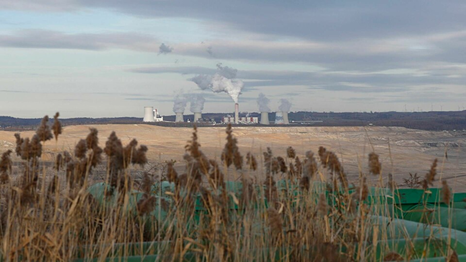 Kraftverket Turów ligger intill Turóws kolgruva nära staden Bogatynia i Polen. Foto: AP Photo/Petr David Josek