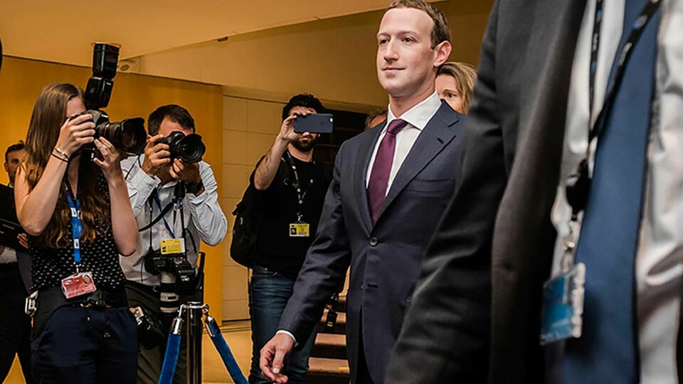 Facebooks vd Mark Zuckerberg lämnar EU-parlamentet efter utfrågningen. Foto: TT / AP Photo / Geert Vanden Wijngaert