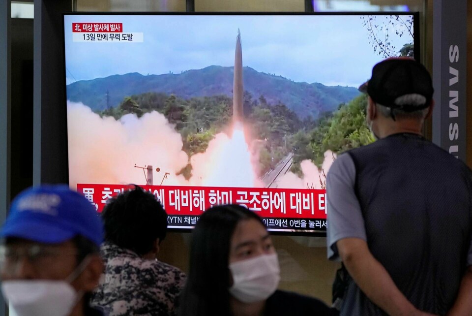 Sydkoreaner ser på tv-bilder av Nordkoreas senaste robottest. Foto: Ahn Young-Joon/AP/TT