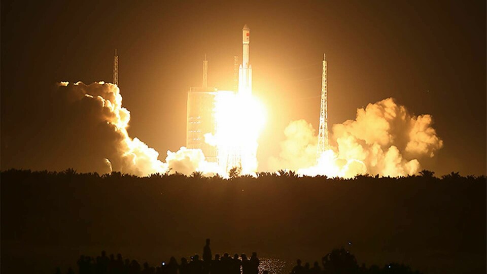 Raketen Långa Marschen-7 kommer att kretsa runt jorden 13 gånger. Foto: Chinatopix via AP / TT