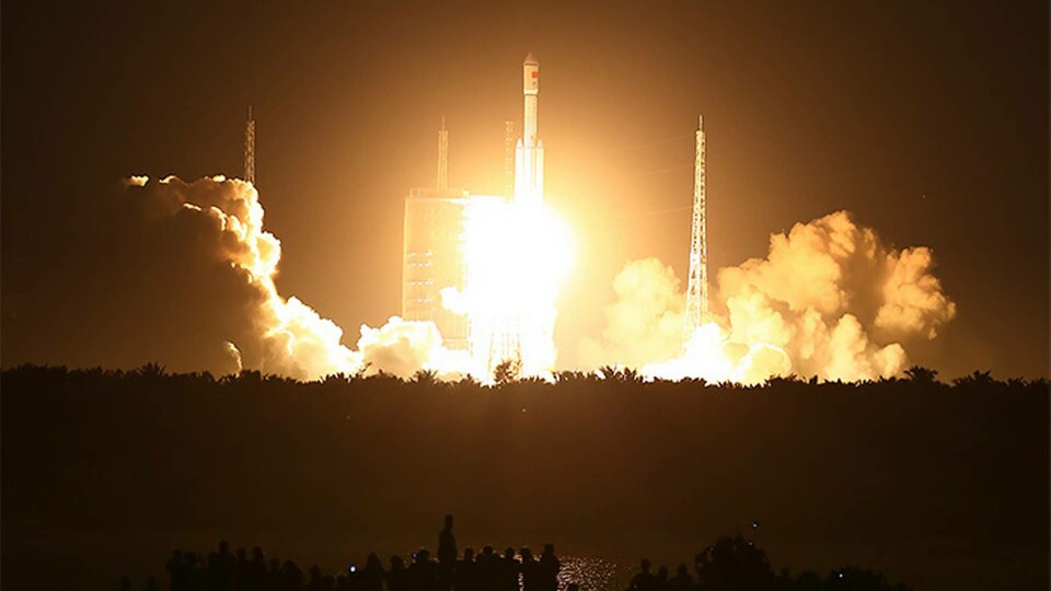 Raketen Långa Marschen-7 kommer att kretsa runt jorden 13 gånger. Foto: Chinatopix via AP / TT Raketen Långa Marschen-7 kommer att kretsa runt jorden 13 gånger. Foto: Chinatopix via AP / TT
