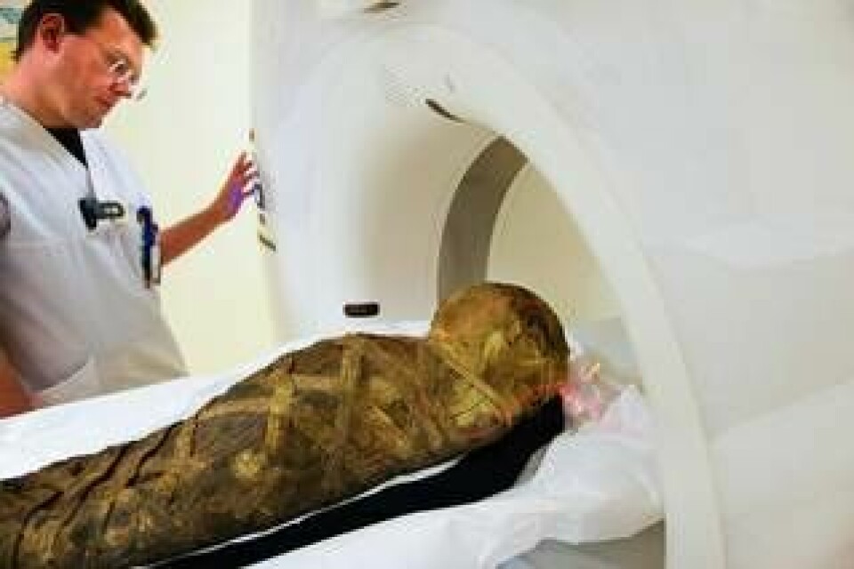I april transporterades den 2 300 år gamla mumien till Linköpings ­universitetssjukhus för att genomgå datortomografi. Foto: Världskulturmuseerna/Interactive Institute Swedish ICT