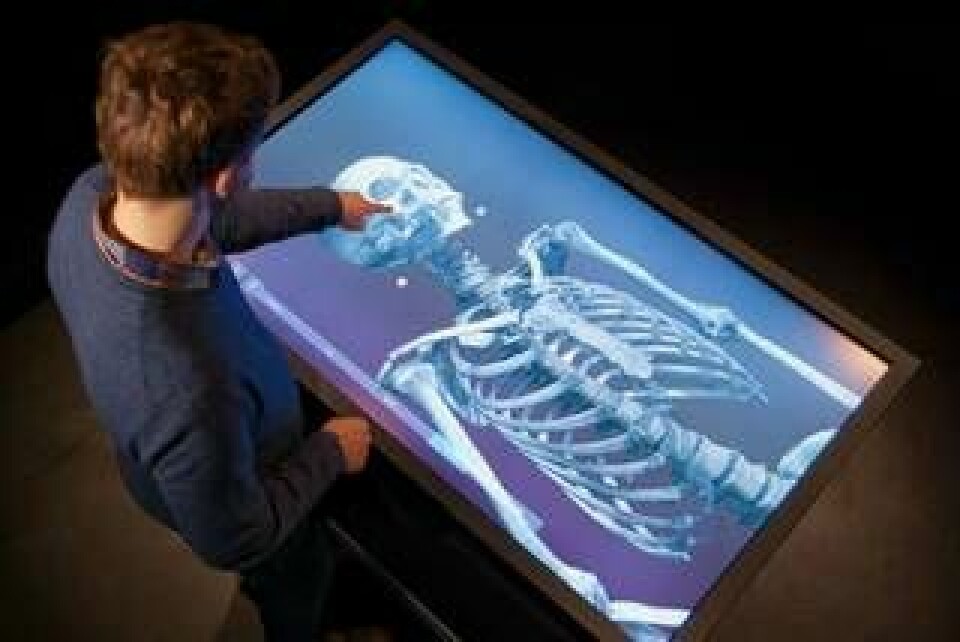 Med visualiseringsbordet kan mumien skalas av lager för lager. Foto: Världskulturmuseerna/Interactive Institute Swedish ICT