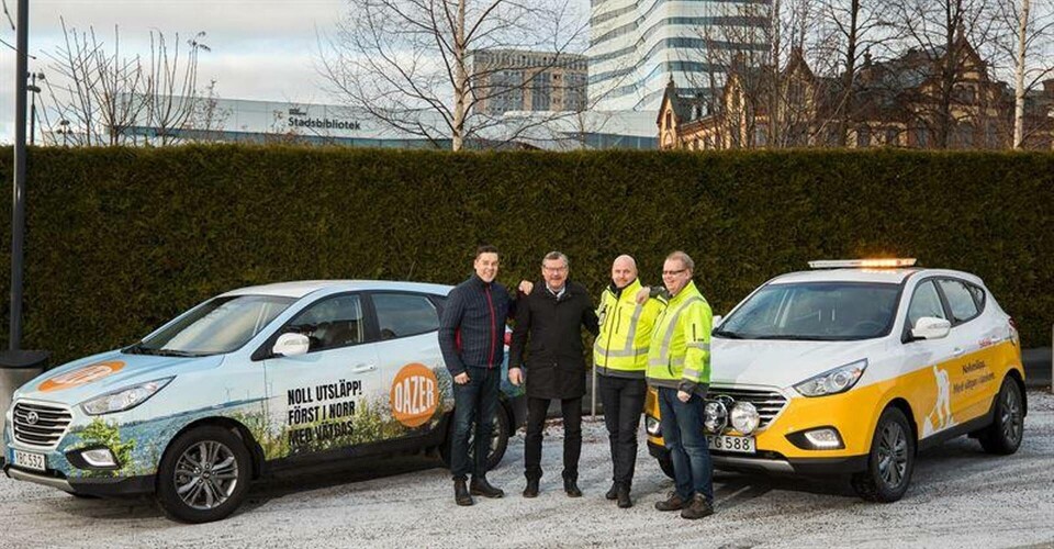 Mikael Lindblad och Boh Westerlund, Oazer, tillsammans med Mats Granberg och Mattias Persson från Svevia och de nya vätgasbilarna Foto: Fredrik Larsson Mikael Lindblad och Boh Westerlund, Oazer, tillsammans med Mats Granberg och Mattias Persson från Svevia och de nya vätgasbilarna Foto: Fredrik Larsson