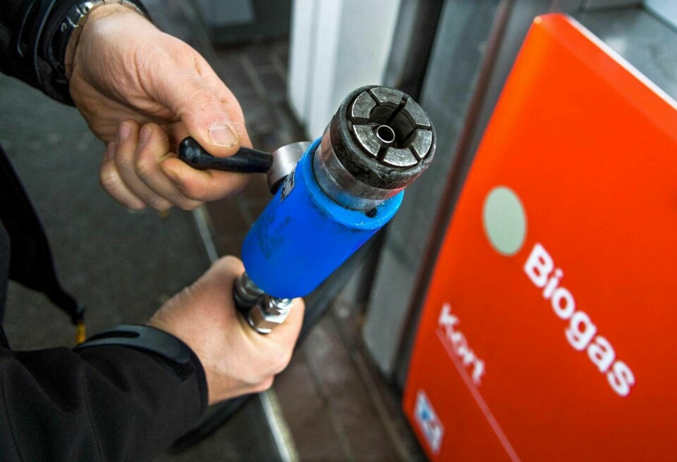 Sveriges fordonsflotta ska till 70 procent vara fossilfri år 2030. Därför krävs miljövänliga drivmedel, som biogas, enligt debattörerna. Foto: Claudio Bresciani/TT