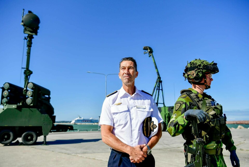 Sveriges överbefälhavare Micael Bydén presenterar ett förstärkt luftvärnssystem på Gotland, under en pressträff i Almedalen. Foto: Henrik Montgomery/TT