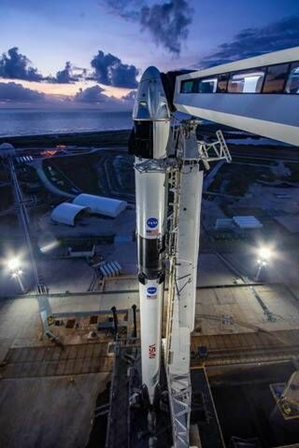 Spacex Crew Dragon på toppen av en Falcon 9-raket.