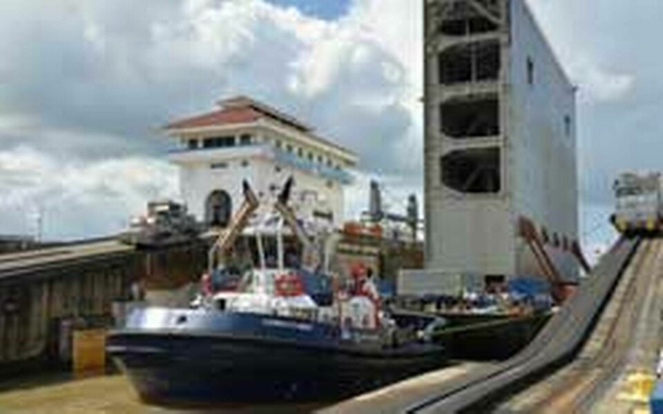 Konstruktionselement för bygget förs på plats. Foto: Canal de Panama