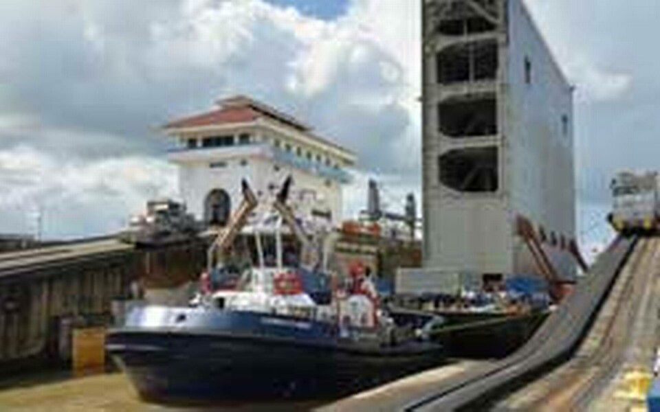 Konstruktionselement för bygget förs på plats. Foto: Canal de Panama Konstruktionselement för bygget förs på plats. Foto: Canal de Panama