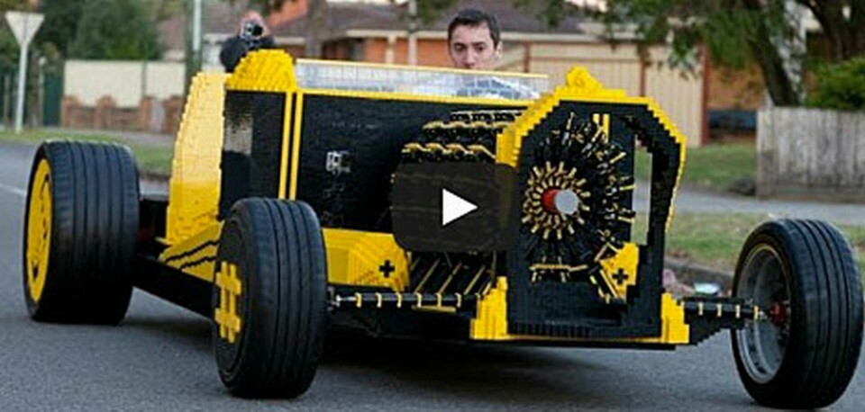 Raul Oaida kör sin bil byggd av en halv miljon legobitar. Se video nedan.