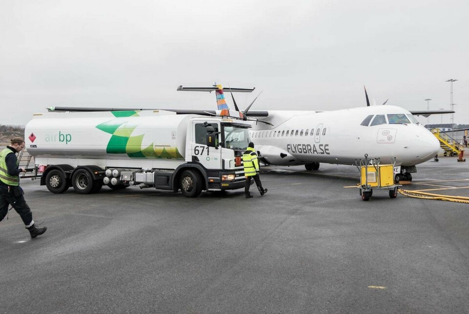 Flygbolaget Bra tankar sitt nya plan ATR 72-600 på Bromma med bioflygbränsle inför en flygning till Umeå. Foto: Bra