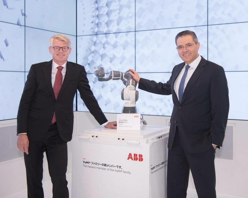 Per Vegard Nerseth, chef för ABB:s enhet Robotics, och Sami Atiya, divisionschef för Robotics and Motion, tillsammans med den nya medlemmen i YuMi-familjen. Foto: ABB Foto: ABB Per Vegard Nerseth, chef för ABB:s enhet Robotics, och Sami Atiya, divisionschef för Robotics and Motion, tillsammans med den nya medlemmen i YuMi-familjen. Foto: ABB Foto: ABB