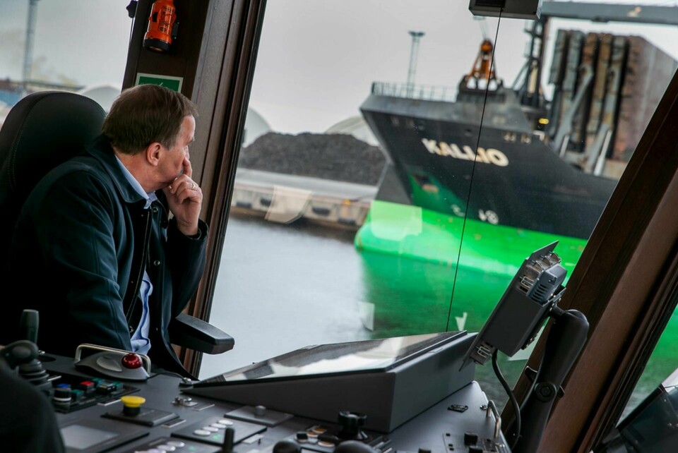 Statsminister Stefan Löfven (S) ombord på den hybriddrivna isbrytande bogserbåten Vilja i Luleå hamn den 19 oktober. Han ser framför sig en fördubbling av elproduktionen fram till år 2040 med hjälp av vindkraft. Foto: Pär Bäckström/TT