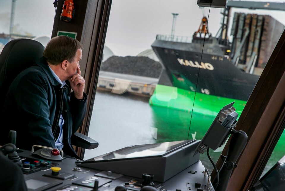 Statsminister Stefan Löfven (S) ombord på den hybriddrivna isbrytande bogserbåten Vilja i Luleå hamn den 19 oktober. Han ser framför sig en fördubbling av elproduktionen fram till år 2040 med hjälp av vindkraft. Foto: Pär Bäckström/TT Statsminister Stefan Löfven (S) ombord på den hybriddrivna isbrytande bogserbåten Vilja i Luleå hamn den 19 oktober. Han ser framför sig en fördubbling av elproduktionen fram till år 2040 med hjälp av vindkraft. Foto: Pär Bäckström/TT