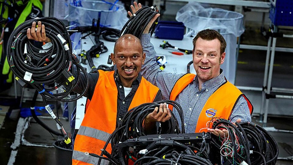 Volvo forskar på möjligheten att ersätta kablar i lastbilar med sensorer. Volvokoncernens utvecklingsingenjörer Dhasarathy Parthasarathy och Jonas Hagerskans ingår i projektet. Foto: Bo Håkansson, Bilduppdraget Volvo forskar på möjligheten att ersätta kablar i lastbilar med sensorer. Volvokoncernens utvecklingsingenjörer Dhasarathy Parthasarathy och Jonas Hagerskans ingår i projektet. Foto: Bo Håkansson, Bilduppdraget