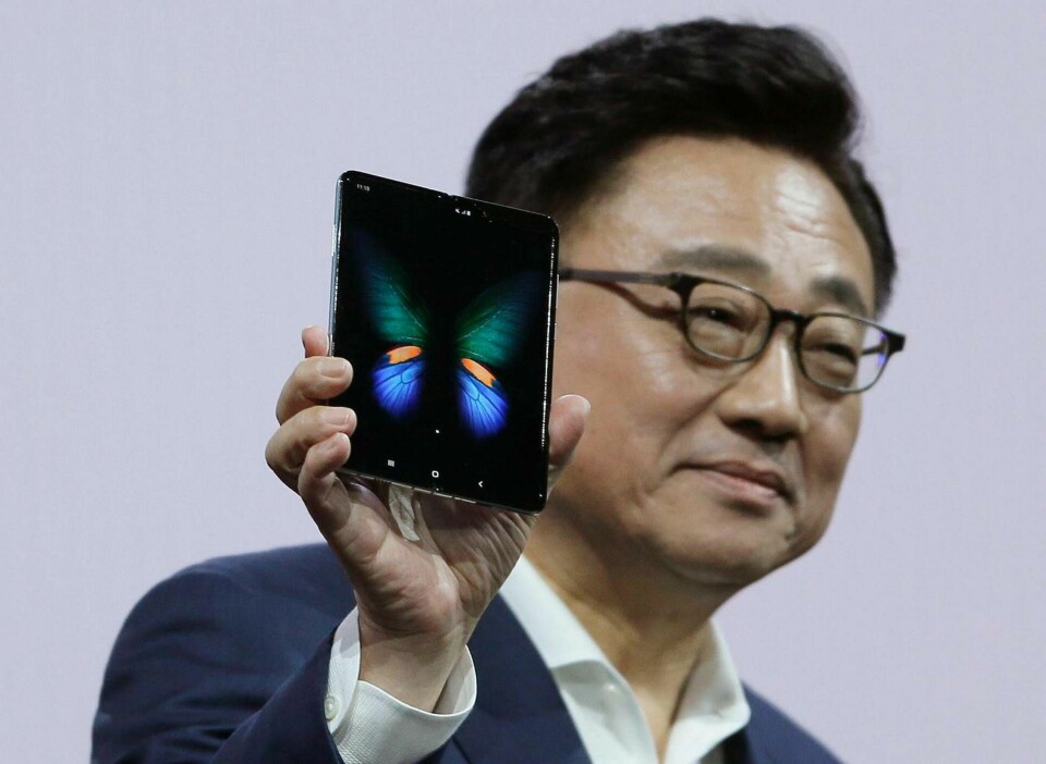 Samsung-chefen DJ Koh visar upp en Galaxy Fold. Foto: AP Photo/Eric Risberg
