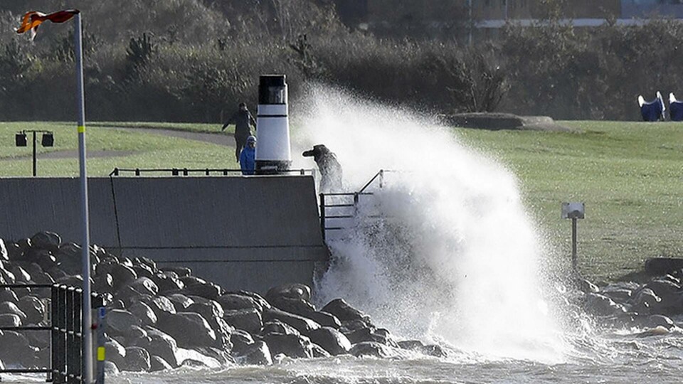 En man träffas av en våg vid Västra Hamnens fyr när stormen Ingolf skapade högvatten och vågor i Malmö i slutet av oktober 2017. Foto: Johan Nilsson / TT En man träffas av en våg vid Västra Hamnens fyr när stormen Ingolf skapade högvatten och vågor i Malmö i slutet av oktober 2017. Foto: Johan Nilsson / TT