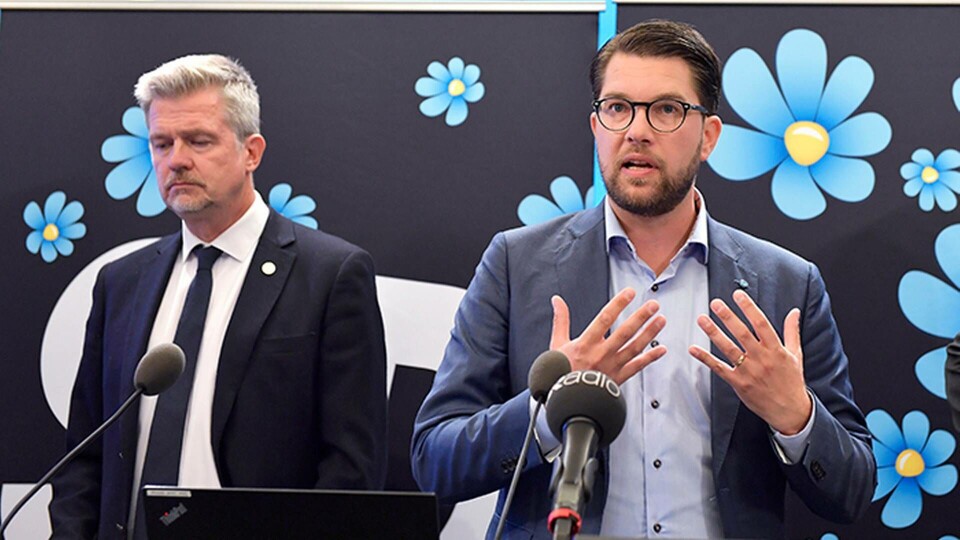 Per Ramhorn, socialpolitisk talesperson, och Jimmie Åkesson, partiledare, under presentationen av Sverigedemokraternas valmanifest. Foto: Jessica Gow / TT Per Ramhorn, socialpolitisk talesperson, och Jimmie Åkesson, partiledare, under presentationen av Sverigedemokraternas valmanifest. Foto: Jessica Gow / TT