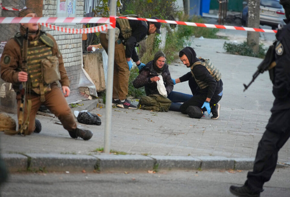En kvinna får vård för skador hon fick i drönaranfallen mot Kiev på måndagsmorgonen. Foto: Efrem Lukatsky/AP/TT En kvinna får vård för skador hon fick i drönaranfallen mot Kiev på måndagsmorgonen. Foto: Efrem Lukatsky/AP/TT