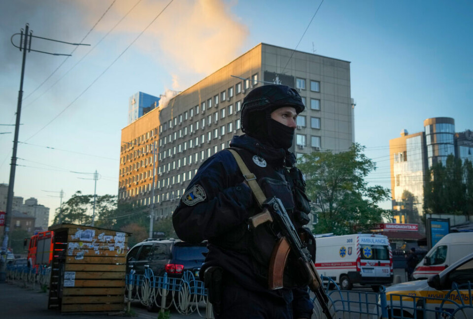 Poliser spärrar av området kring en byggnad som beskjutits i Kiev på måndagsmorgonen. Foto: Efrem Lukatsky/AP/TT
