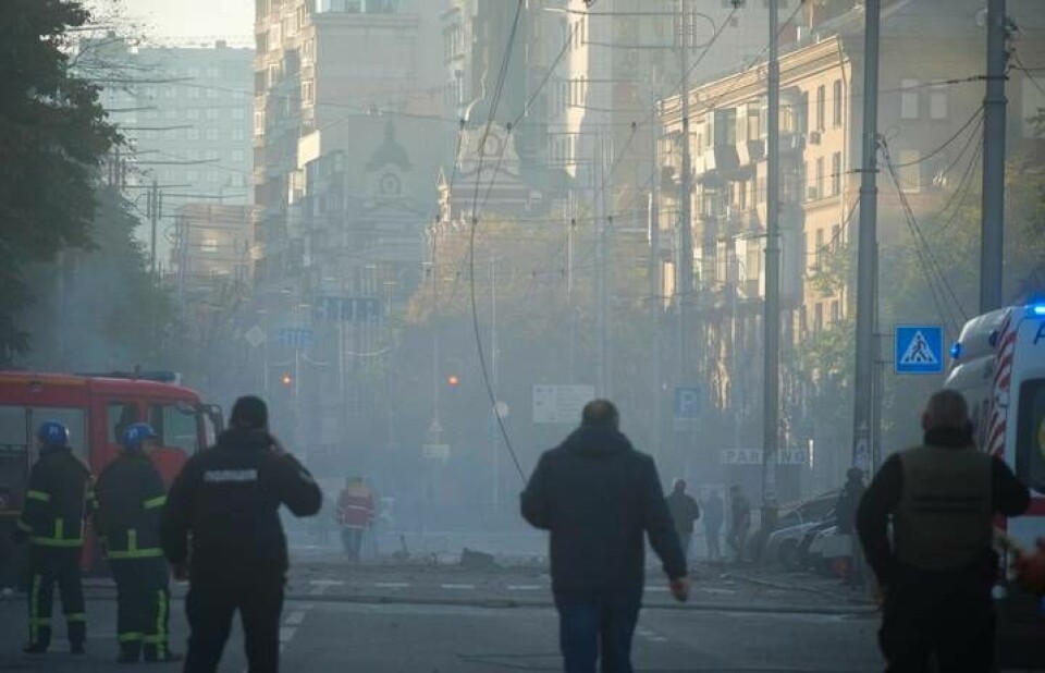 Rök stiger sedan en drönare slagit ned i centrala Kiev på måndagsmorgonen. Foto: Efrem Lukatsky/AP/TT