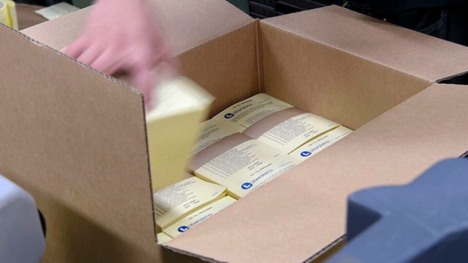 Nytryckta valsedlar för Liberalerna med blå partilogga packas i kartong på Nilssons tryckeri. Färgmöjligheten är nytt för årets val. Tryckeriet skall i år serva svenska väljare med 320 miljoner valsedlar. Foto: Johan Nilsson / TT Nytryckta valsedlar för Liberalerna med blå partilogga packas i kartong på Nilssons tryckeri. Färgmöjligheten är nytt för årets val. Tryckeriet skall i år serva svenska väljare med 320 miljoner valsedlar. Foto: Johan Nilsson / TT
