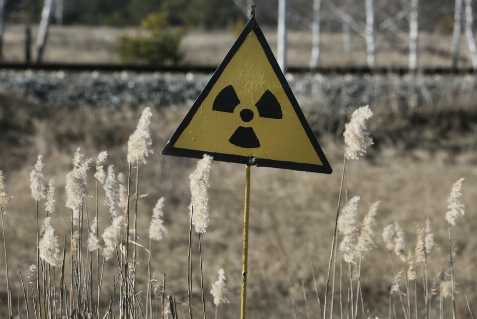 Varningsskylt utanför den övergivna staden Pripyat, ungefär tre kilometer från Tjernobyls kärnkraftverk. Arkivbild. Foto: Efrem Lukatsky/TT Varningsskylt utanför den övergivna staden Pripyat, ungefär tre kilometer från Tjernobyls kärnkraftverk. Arkivbild. Foto: Efrem Lukatsky/TT