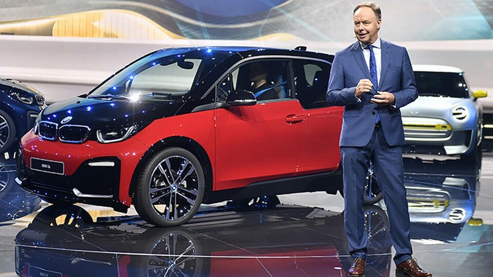 BMW:s styrelsemedlem Ian Robertson talar på Frankfurt Motor Show. Foto: AP Photo / Martin Meissner / TT BMW:s styrelsemedlem Ian Robertson talar på Frankfurt Motor Show. Foto: AP Photo / Martin Meissner / TT