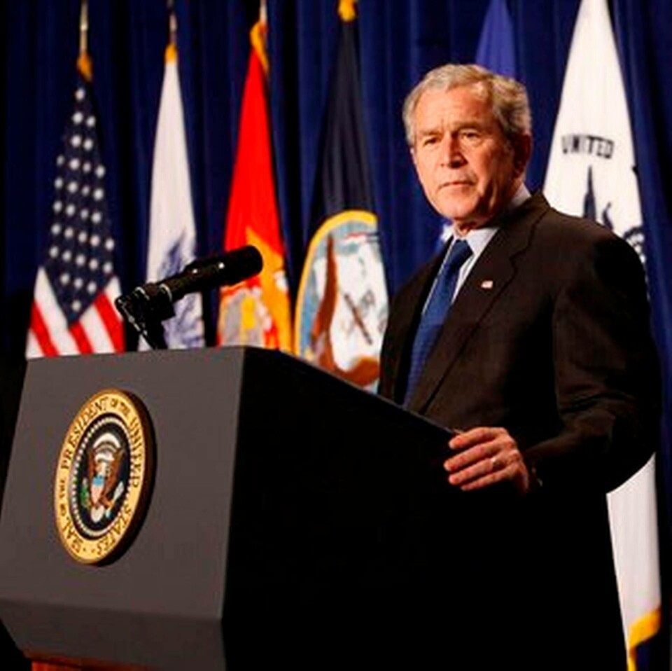 Med bara en månad kvar vid makten sträcker president George W Bush ut en hjälpande hand till de två amerikanska biltillverkare som är mest illa ute - General Motors och Chrysler. Foto: Chris Greenberg. Med bara en månad kvar vid makten sträcker president George W Bush ut en hjälpande hand till de två amerikanska biltillverkare som är mest illa ute - General Motors och Chrysler. Foto: Chris Greenberg.