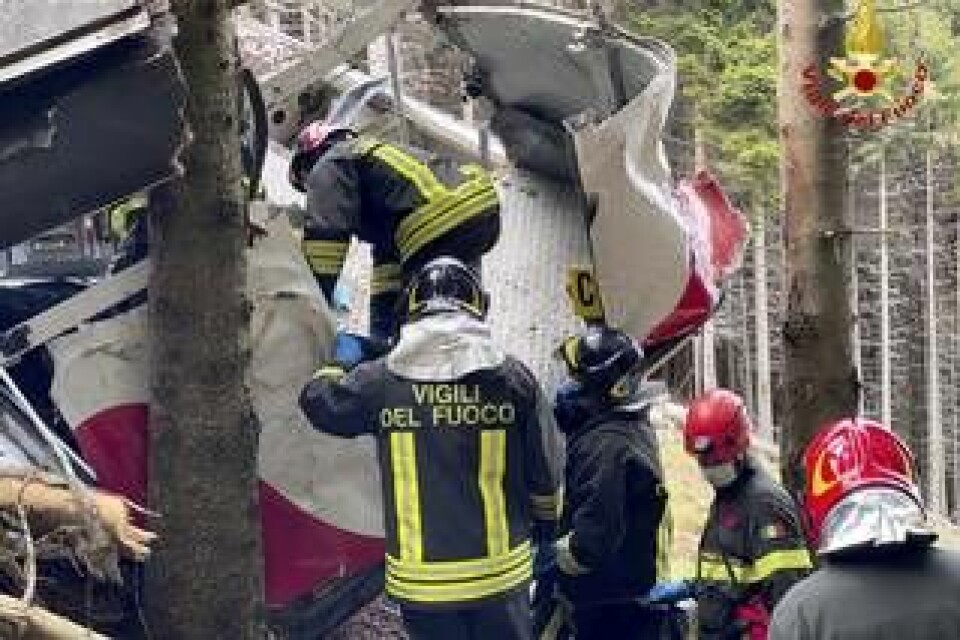Räddningsarbete pågår efter linbanevagnens dödskrasch. Nu ska olycksorsaken utredas. Foto: Vigili del Fuoco/AP/TT