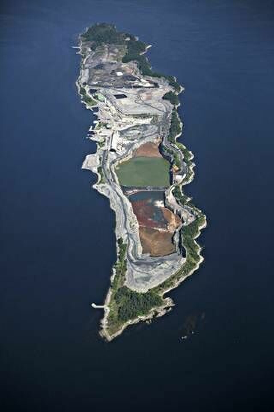 Ön Langöya i Oslofjorden, där miljöfarligt avfall som flygaska tas emot och deponeras i en före detta kalkgruva. Här hamnar en stor del av flygaskan från avfallsförbränning i Norge och Sverige. Foto: Noah AS