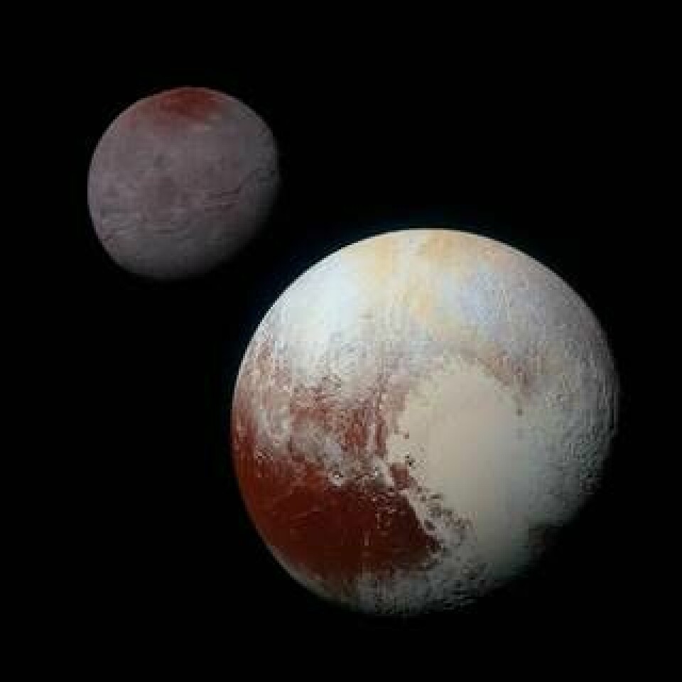 Den här bilden är en sammansättning av flera bilder och visar Pluto till höger och Charon till vänster. Här syns att både Pluto och Charon har ett rött område på ytan. Avståndet mellan dvärgplaneten och månen är inte skalenligt. Foto: NASA/JHUAPL/SwRI