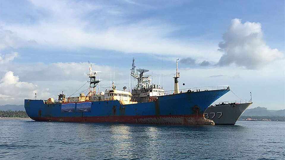 Illegala fiskebåten Viking stoppas av indonesisk militär i början av året. Nu ska övervakningen bli mer effektiv med minisatelliter. Foto: TT / AP Photo / Andi Jatmiko Illegala fiskebåten Viking stoppas av indonesisk militär i början av året. Nu ska övervakningen bli mer effektiv med minisatelliter. Foto: TT / AP Photo / Andi Jatmiko