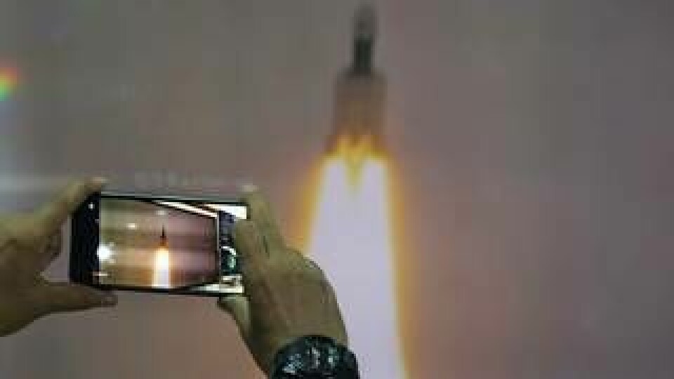 En man fotograferar rakteten GSLV MkIII som ska ta farkosten Chandrayaan-2 till månen. Foto: Manish Swarup / TT