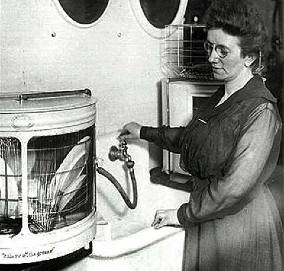 Det ärvda finporslinet hade fått repor! Josephine Cochrane blev rasande men använde energin till något positivt. Hon ritade en skiss till en manick som kom att bli världens första kommersiella, automatiska diskmaskin och fick patent på denna.