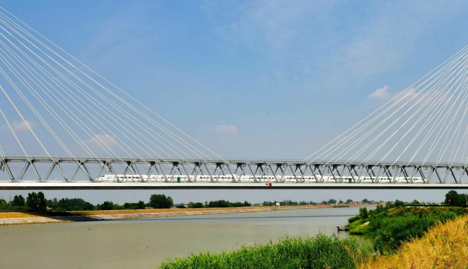 Ett nytt höghastighetståg kör över en ny bro över floden Yuxi i Anhui-provinsen i Kina. Foto: Xinhua