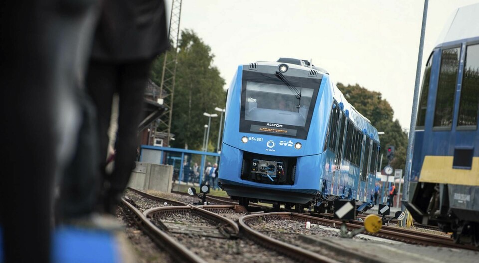 Ett av de två testtågen som sedan 2018 varit i trafik i Niedersachsen i Tyskland. Tågen drivs helt och hållet av vätgas. Arkivbild. Foto: Philipp Schulze/dpa/AP/TT