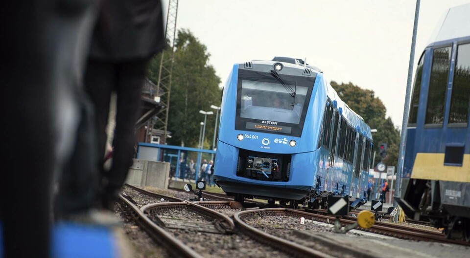Ett av de två testtågen som sedan 2018 varit i trafik i Niedersachsen i Tyskland. Tågen drivs helt och hållet av vätgas. Arkivbild. Foto: Philipp Schulze/dpa/AP/TT Ett av de två testtågen som sedan 2018 varit i trafik i Niedersachsen i Tyskland. Tågen drivs helt och hållet av vätgas. Arkivbild. Foto: Philipp Schulze/dpa/AP/TT