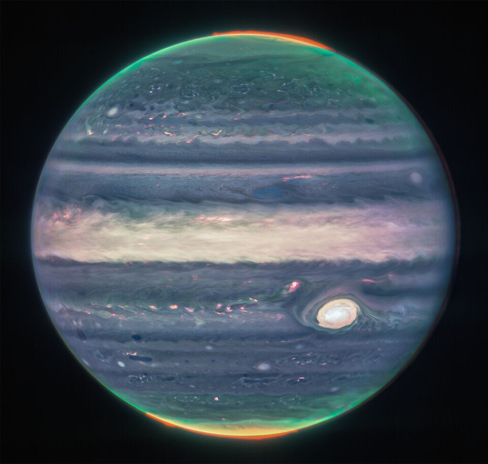 De infraröda bilderna har i efterhand färglagts i blått, vitt, grönt, gult och orange för att bättre visa Jupiter i all sin prakt. Foto: Nasa/AP/TT De infraröda bilderna har i efterhand färglagts i blått, vitt, grönt, gult och orange för att bättre visa Jupiter i all sin prakt. Foto: Nasa/AP/TT