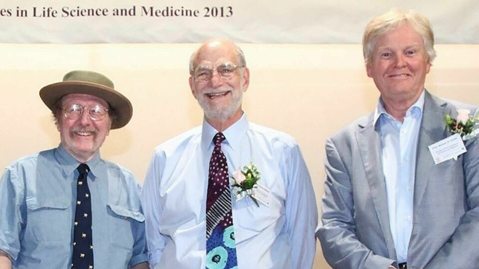 Jeffrey Hall, Michael Rosbash och Michael Young fick ta emot Shaw-priset i Hongkong 2013. Foto: CUHK