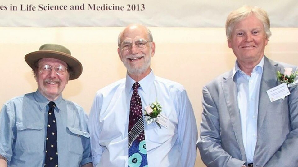 Jeffrey Hall, Michael Rosbash och Michael Young fick ta emot Shaw-priset i Hongkong 2013. Foto: CUHK Jeffrey Hall, Michael Rosbash och Michael Young fick ta emot Shaw-priset i Hongkong 2013. Foto: CUHK