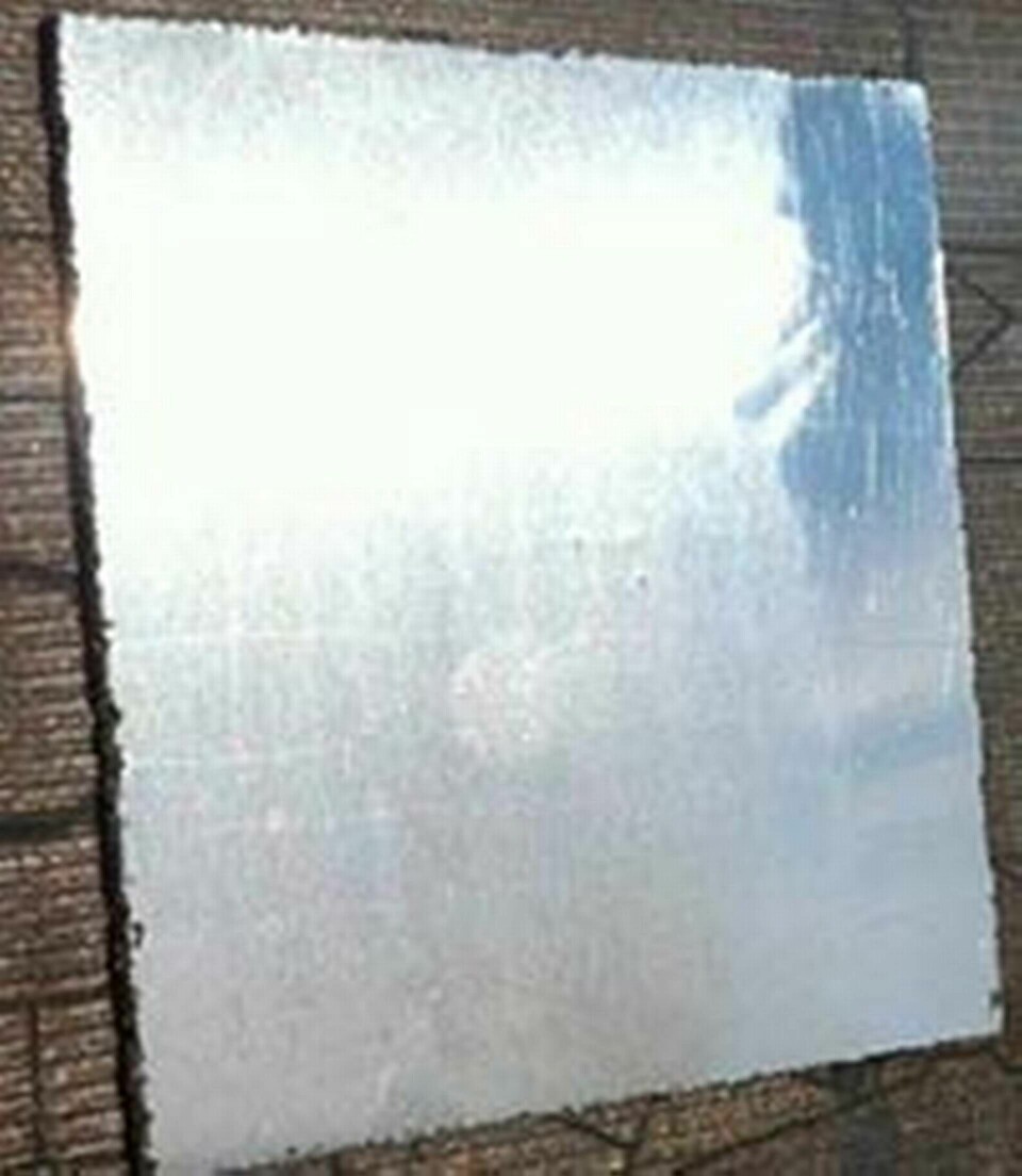 En bit metall med sama struktur som glas.