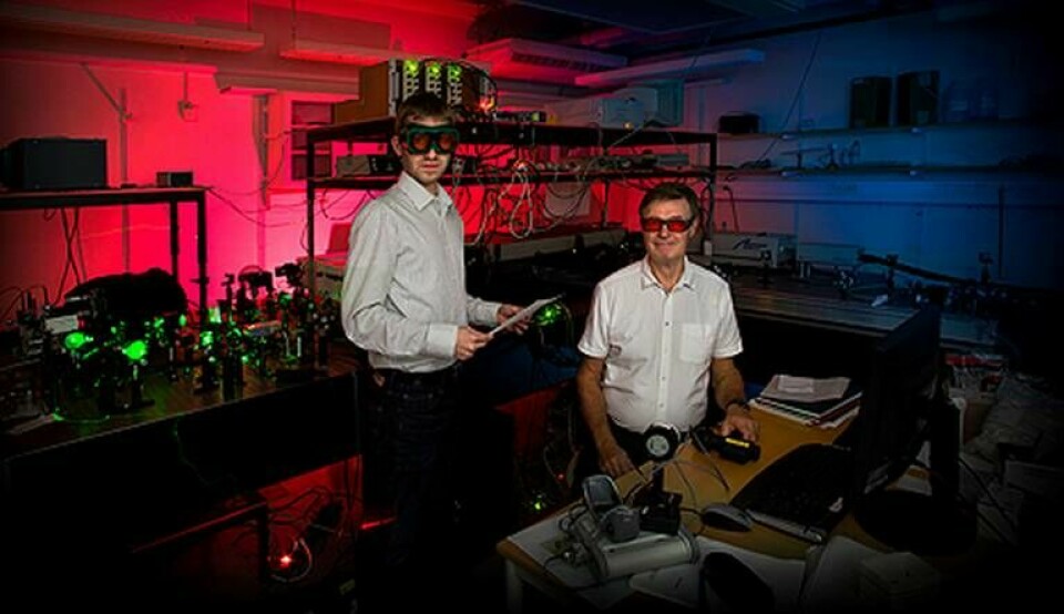 Piotr Hanczyc och Bengt Nordén i laserlabbet på Chalmers. Här ska upptäckten att ihopklibbande proteiner reagerar på laserljus på ett annat sätt än frisk vävnad utvecklas vidare. Målet är ett nytt sätt att diagnosticera och behandla svåra hjärnsjukdomar. Foto: Sören Håkanlind