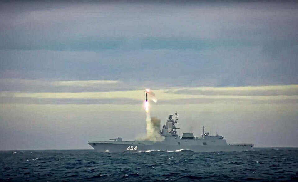 Kryssningsroboten Zirkon avfyras vid en rysk provskjutning i Barents hav den 28 maj. Bilden kommer från en video utsänd av det ryska försvarsdepartementet. Arkivbild. Foto: Ryska försvarsdepartementet/AP/TT Kryssningsroboten Zirkon avfyras vid en rysk provskjutning i Barents hav den 28 maj. Bilden kommer från en video utsänd av det ryska försvarsdepartementet. Arkivbild. Foto: Ryska försvarsdepartementet/AP/TT